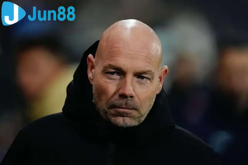 HLV tuyển Đan Mạch Brian Riemer cà khịa MU vì để Hojlund rời đi (Ảnh: GOAL)