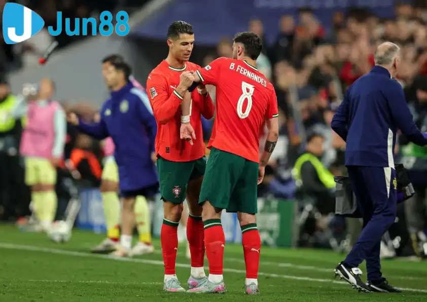 Bruno đang dần kế thừa thủ lĩnh tinh thần của Ronaldo tại ĐT Bồ Đào Nha (Ảnh: X).