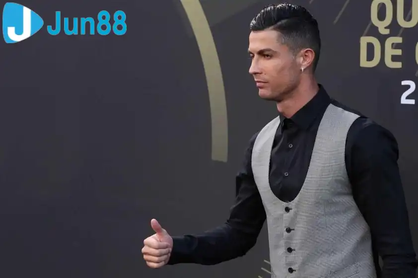 Ronaldo sở hữu khả năng kiếm tiền quá khủng khiếp (Ảnh: NBC)